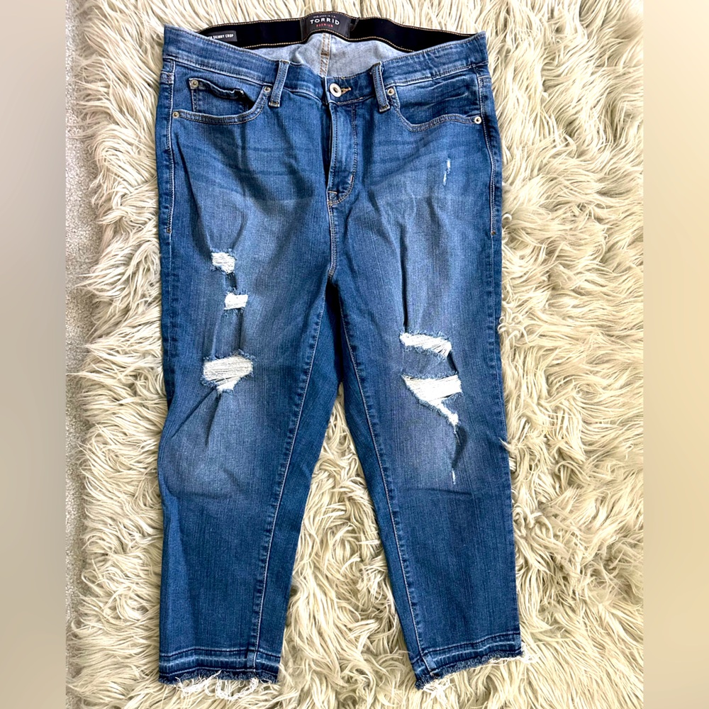 Torrid Sky High Skinny Distressed Crop Size 16